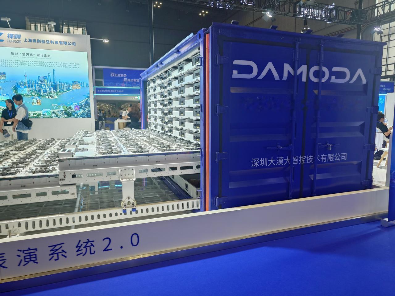 2026国际低空经济博览会上，大漠大公司展出了智能车载无人机表演系统2.0。