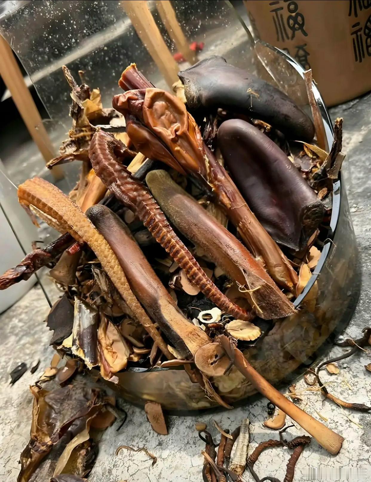 广州人泡了三年半的药酒，不小心打碎，才发现里面海马竟然是塑料的 