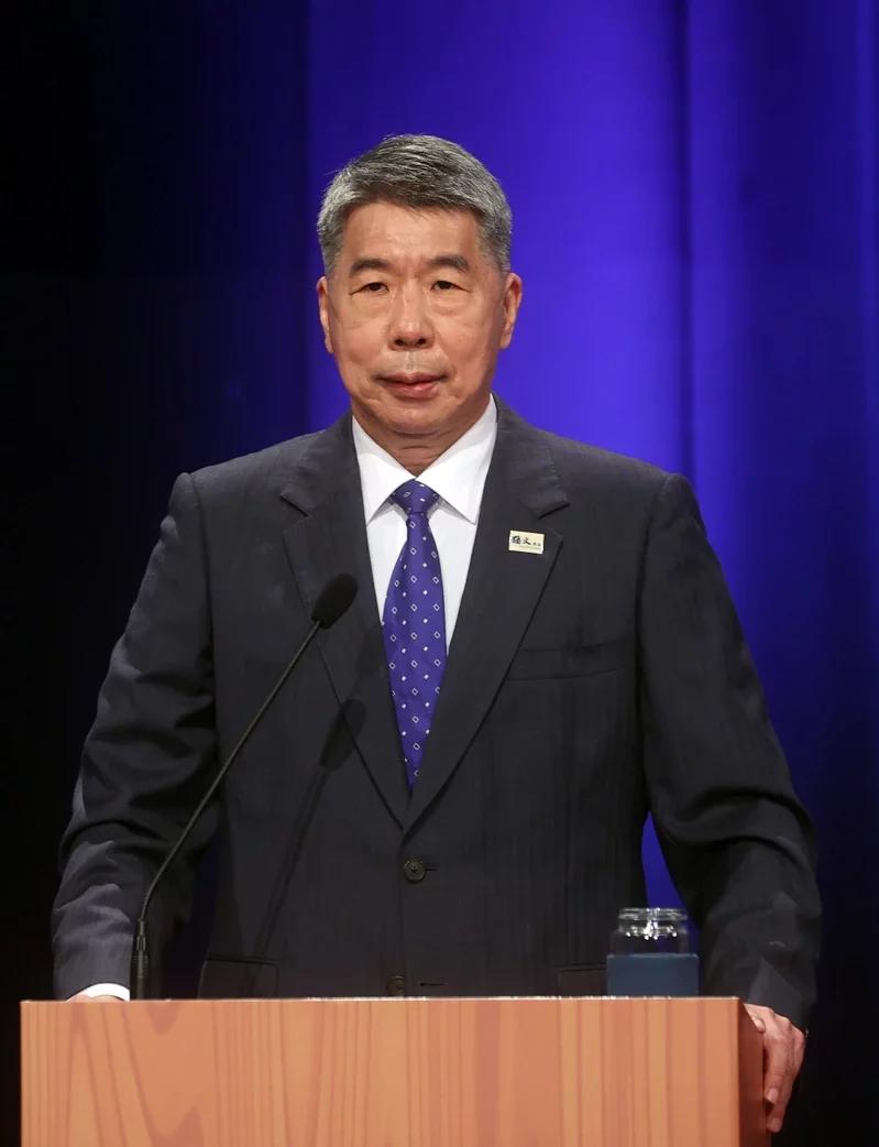 台湾名嘴张亚中曾经指出：“郑丽文最危险之处，不在于有野心，而在于把野心包装成路线