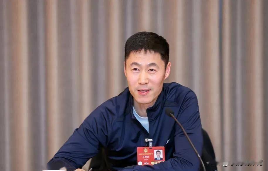 真的被王励勤彻底圈粉了！
全网都在催刘国正、张继科出山救火，谁都等着老将出面稳住