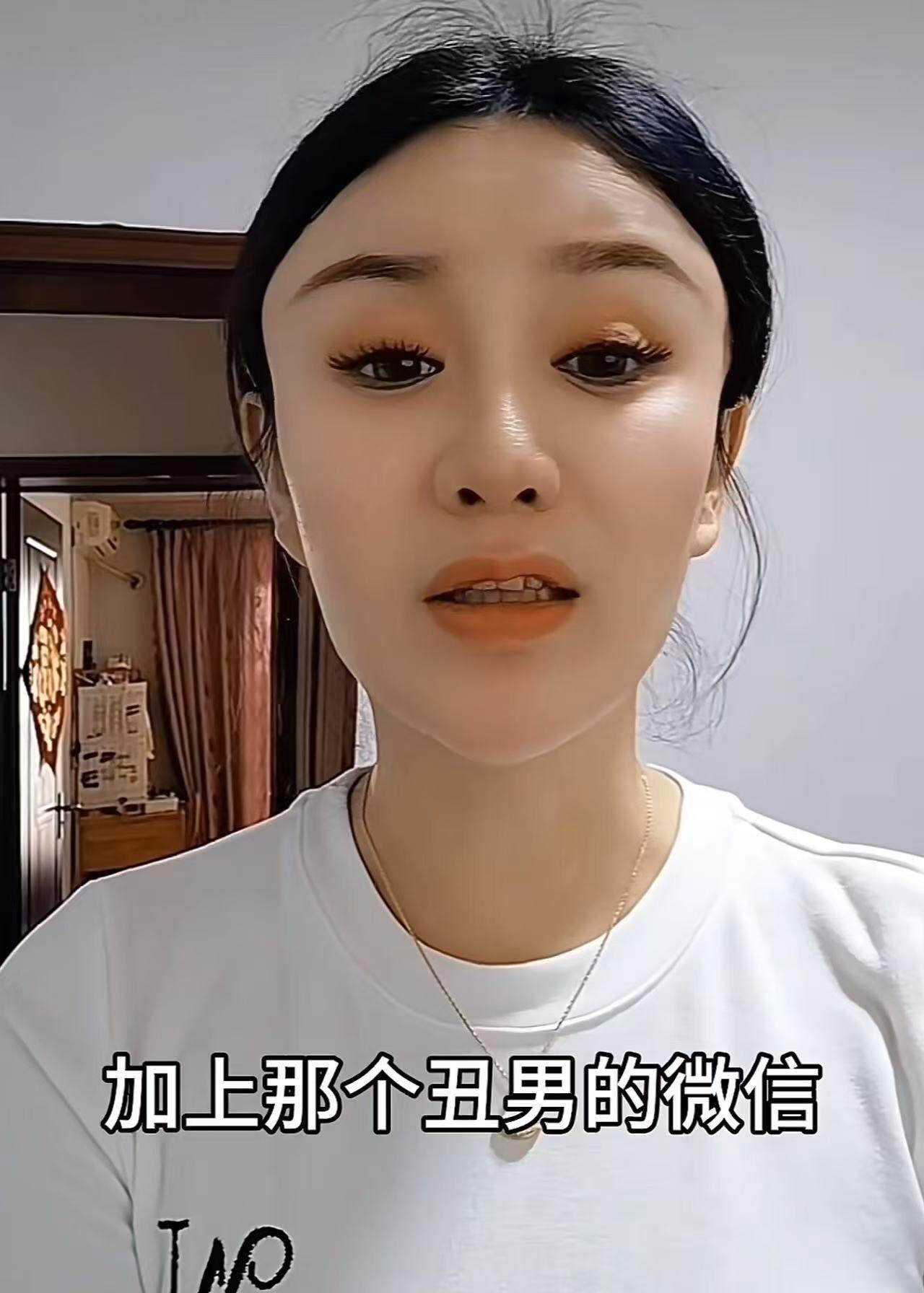 女子在酒吧被丑男搭讪，她忍着恶心，加了丑男好友，对方承诺女子做他女友，就送她一辆