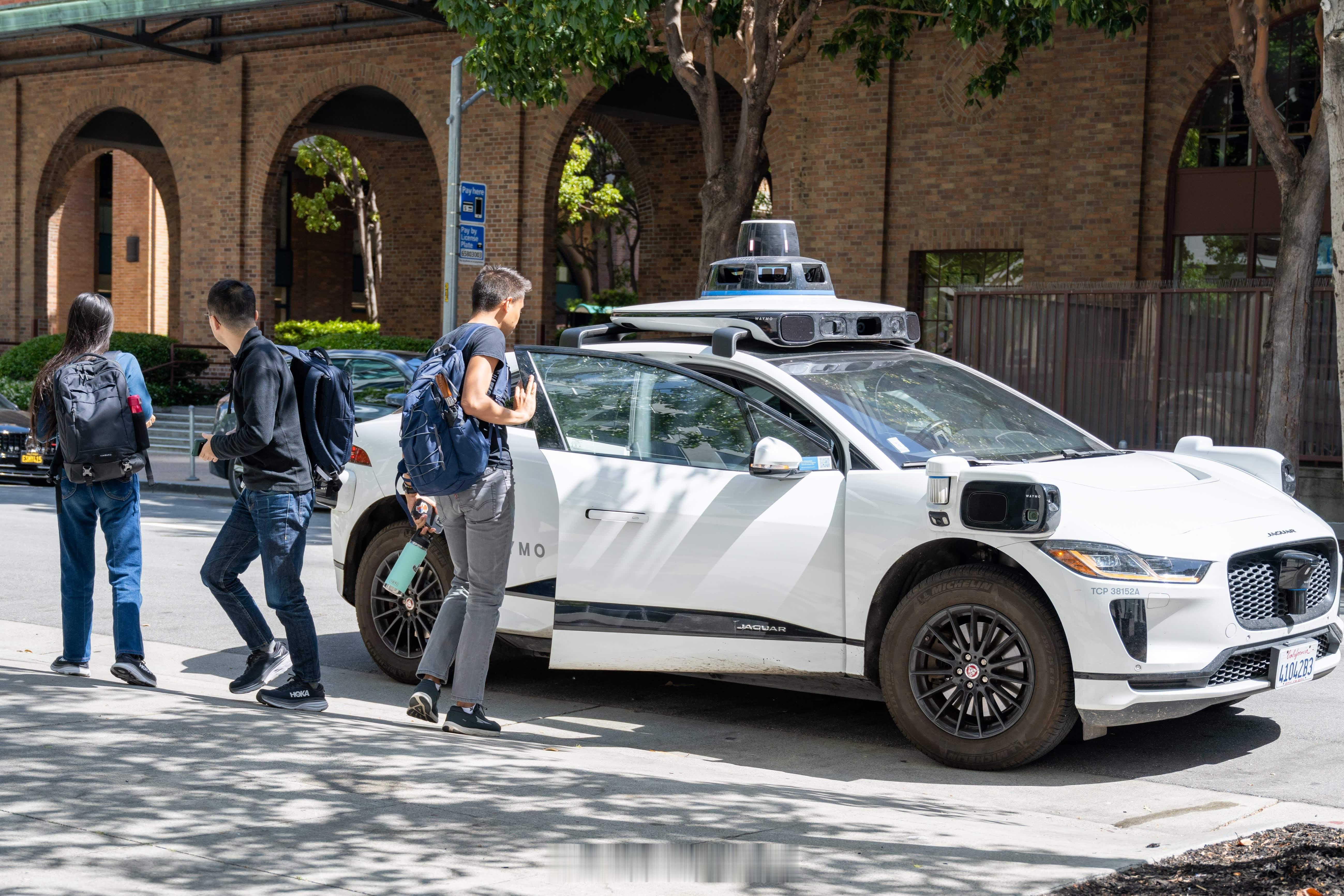 Waymo 刚刚正式宣布，他们已完成一轮 160 亿美元的融资，投后估值达到 1