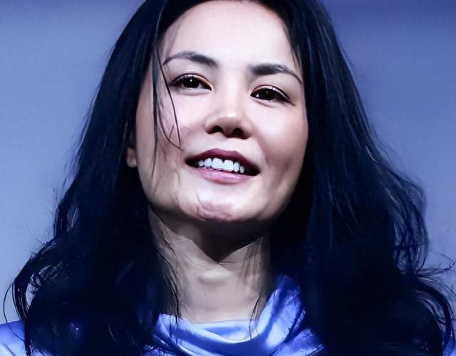 王菲迎麻烦仅2天，54岁李亚鹏被送医，细节被扒，女儿成了"遗憾"