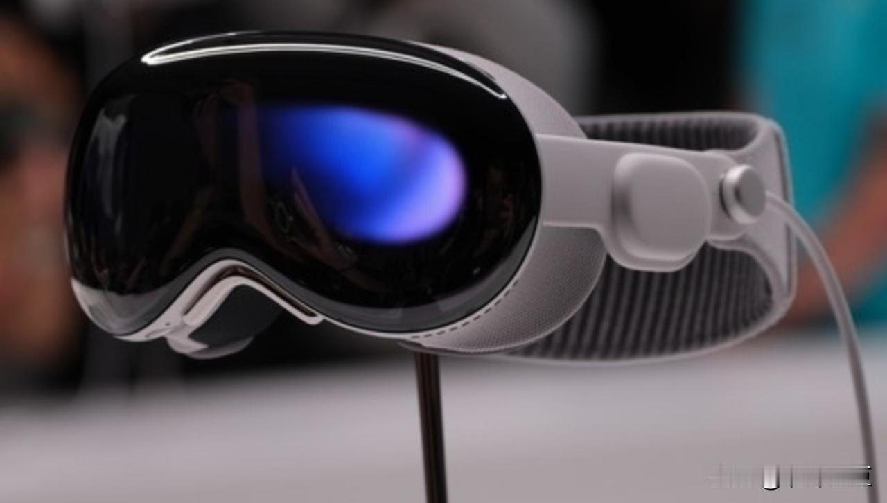 苹果的头戴式显示器 Apple Vision Pro的确有很不错的使用体验，但高