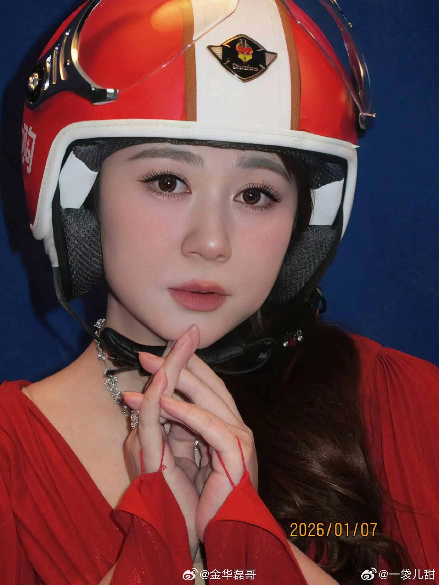 马丽新年妆又幻视女团了从鞋拔子到皇冠，跨界跨出了多荣本荣的既视感。这哪是马丽，这