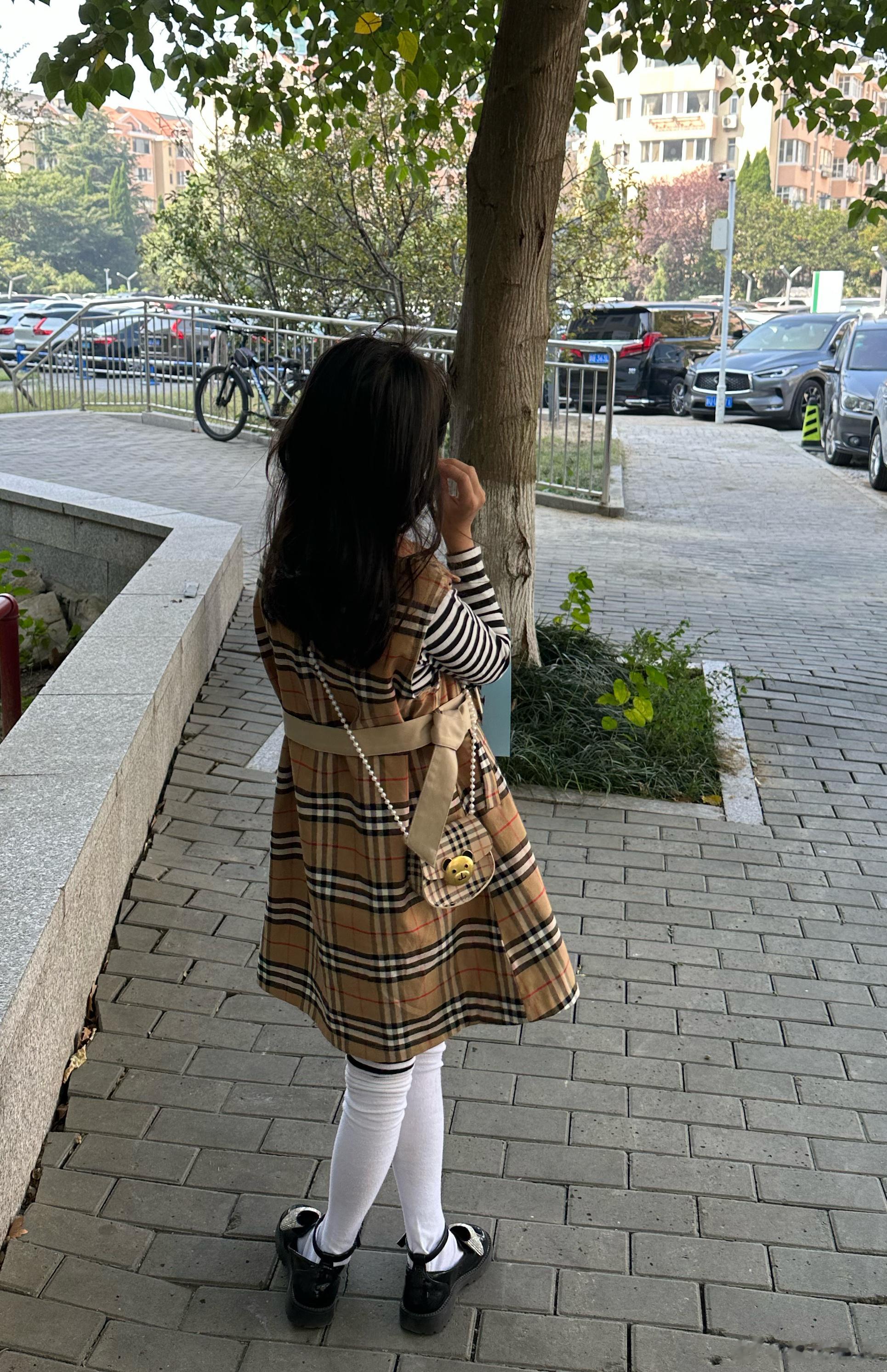 孩子丢了东西怎么办？我给宝宝买了一套衣服，宝宝很喜欢，是格子的无袖连衣裙+卡其色