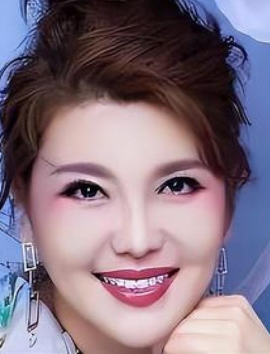 乌兰图雅在《乘风2026》节目中展现了多次笑眯眯打招呼的暖心场景。
节目录制间隙