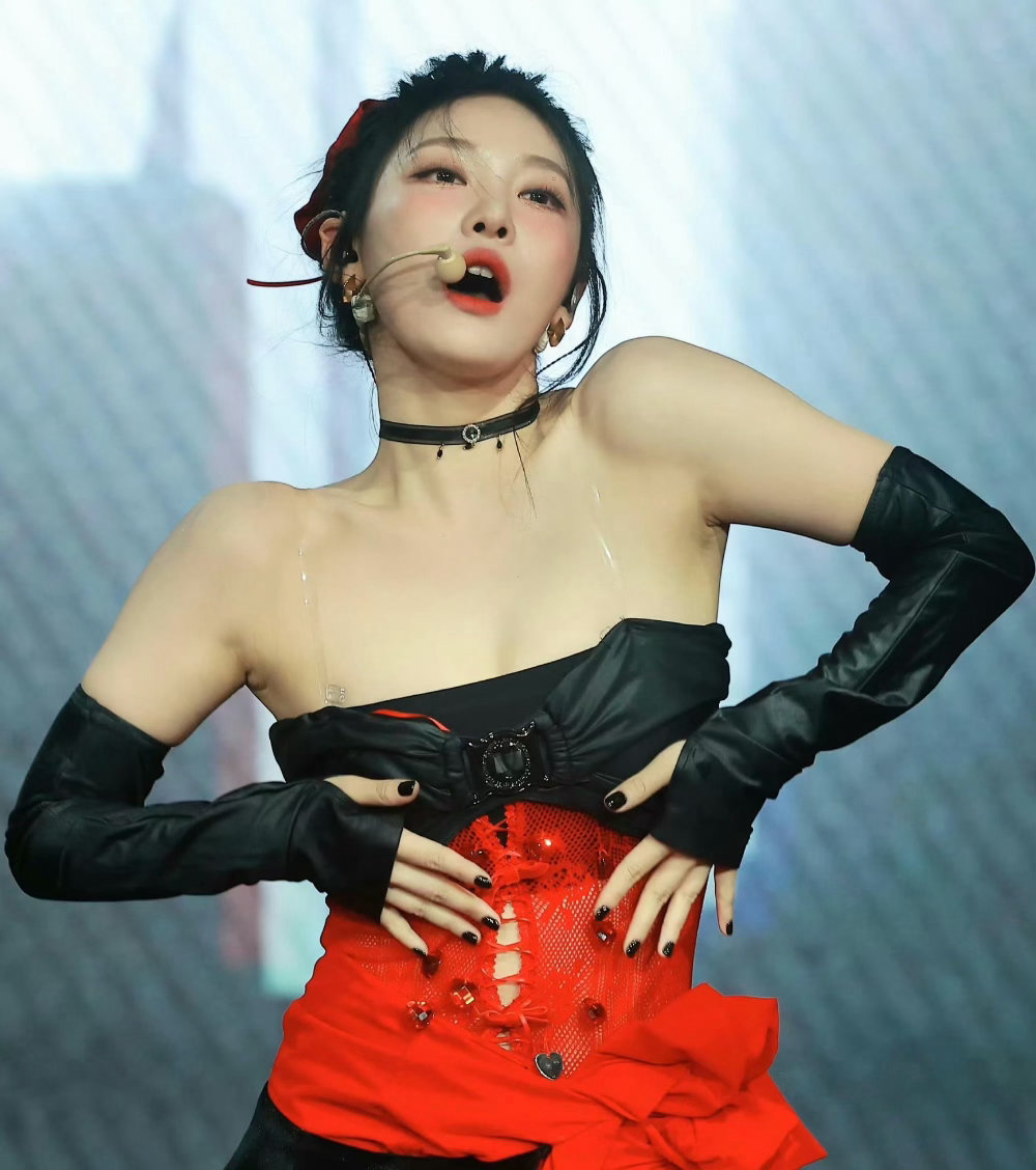 宁艺卓舞台又拽又美闪闪发光 ​​​