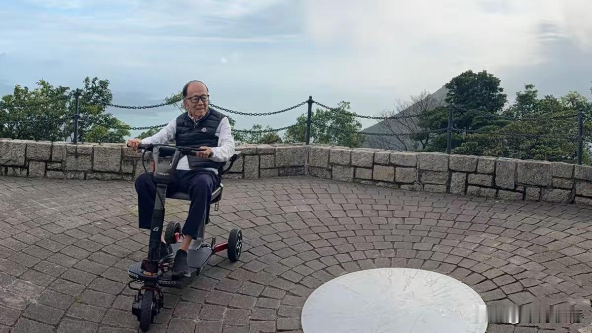 今天李嘉诚这张“飙车”照片火出圈了！98岁的他简直酷到没朋友。瞧他这打扮，Mon