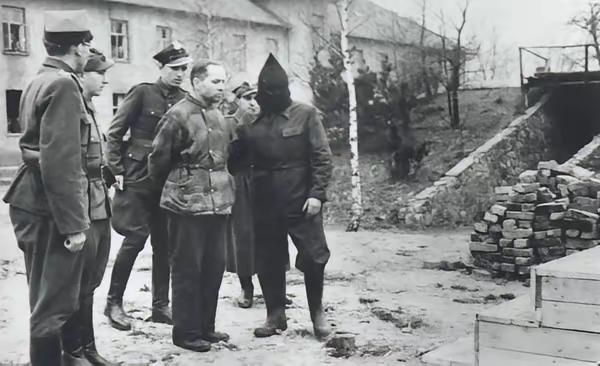 自己掘墓成了历史的耻辱，历史上最著名的德国纳粹奥斯维辛集中营，鲁道夫·霍斯作为精