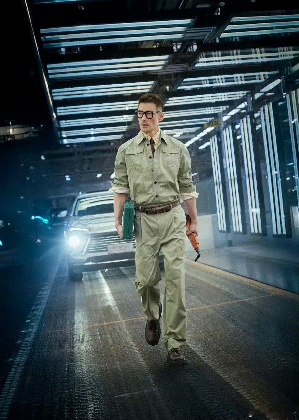 胡兵工装造型 只能说get不到胡兵的人有难了，工装造型精准戳中我们的审美，让我们