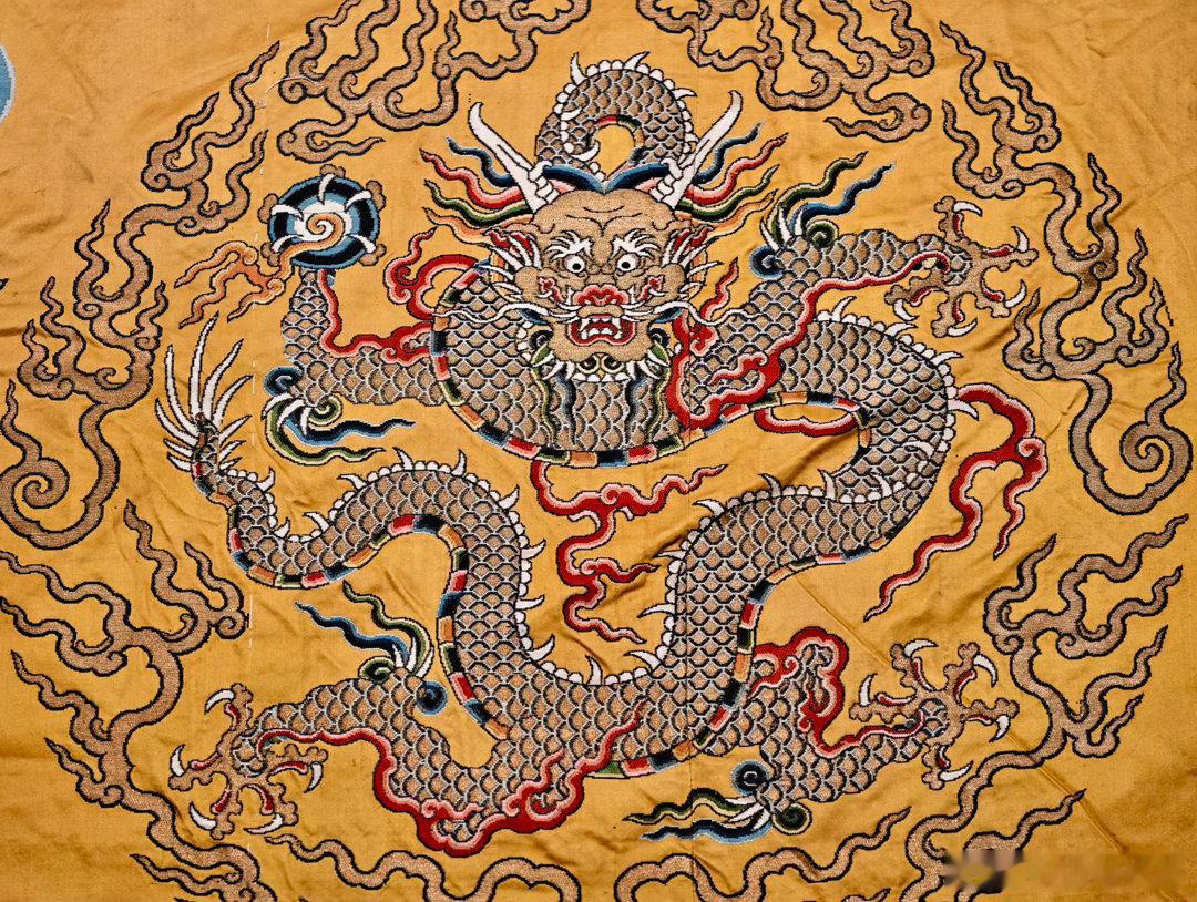 金龙宝衣龙藏经。黄缎织花夹经衣。龙藏经第三层经衣。此经衣是《龙藏经》的重要装帧配