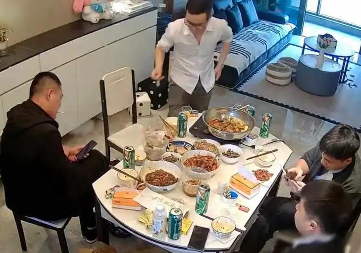 浙江宁波一男子带朋友在家酗酒，全程无视妻子隐私，不仅不尊重对方，还暴力砸门闯卧室