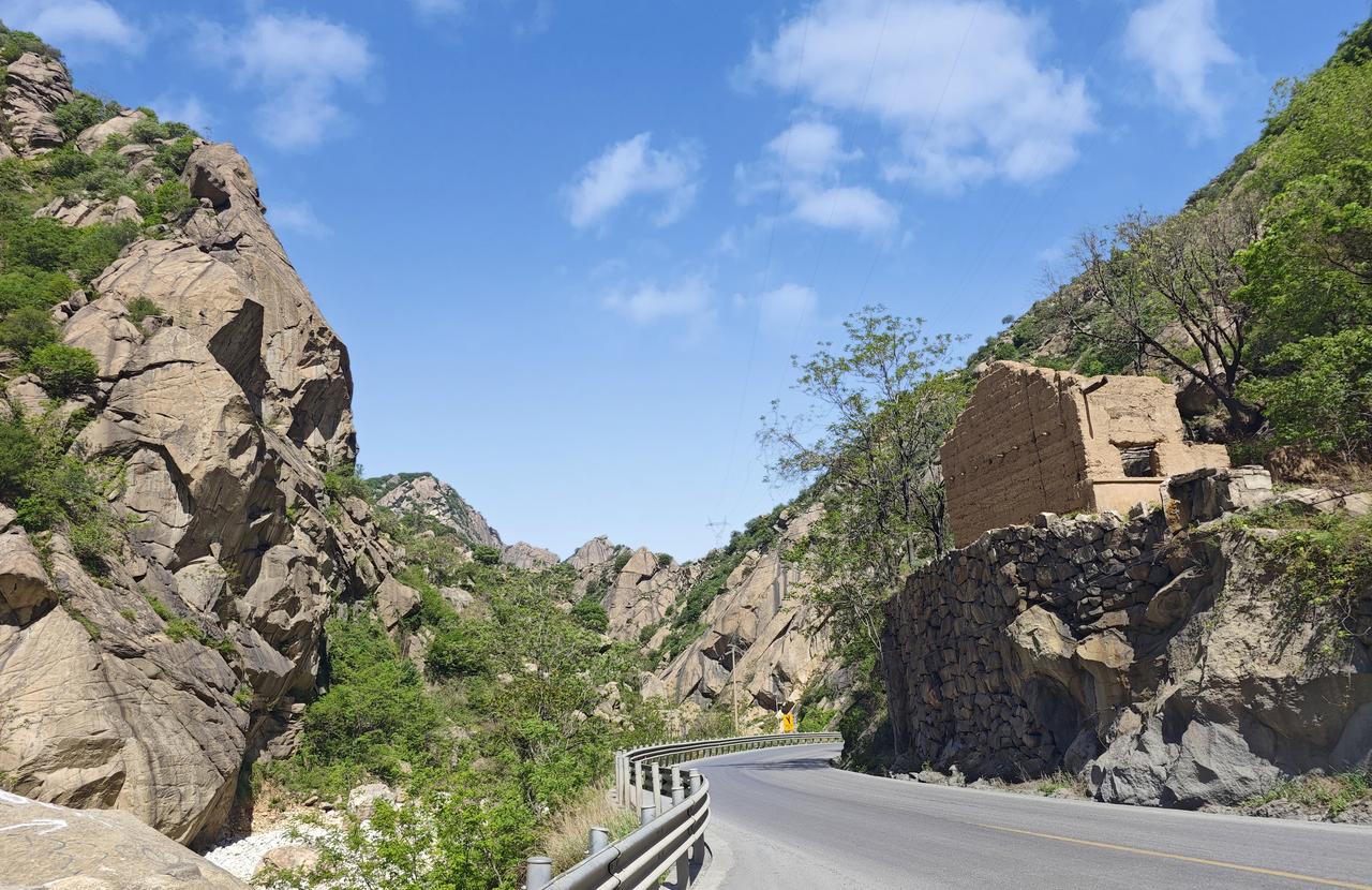 穿越山间公路，遇见壮丽风景