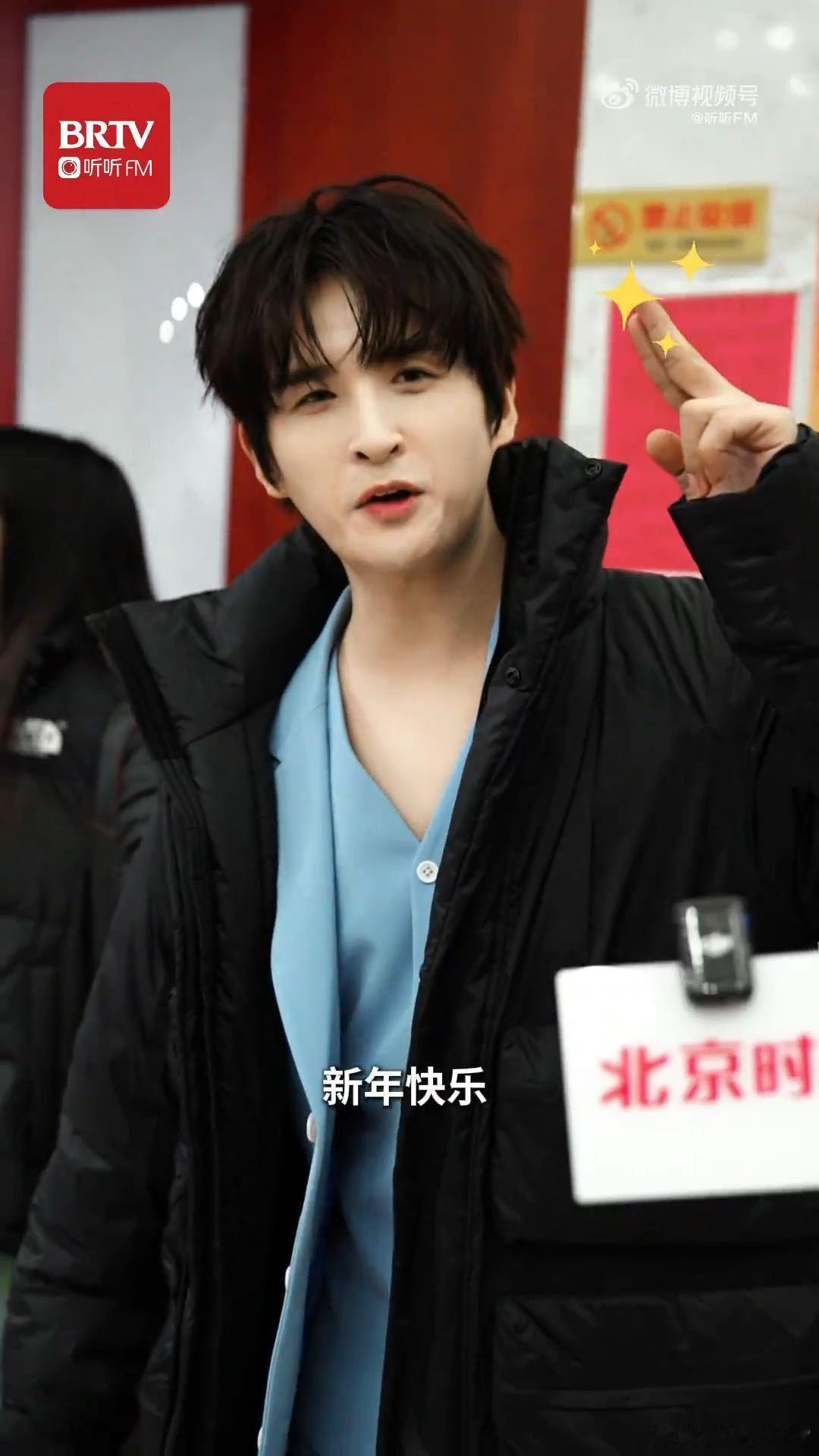 张远北京卫视跨晚路透 张远这波路透太戳人了，温柔打招呼还送祝福，这状态真的没话说