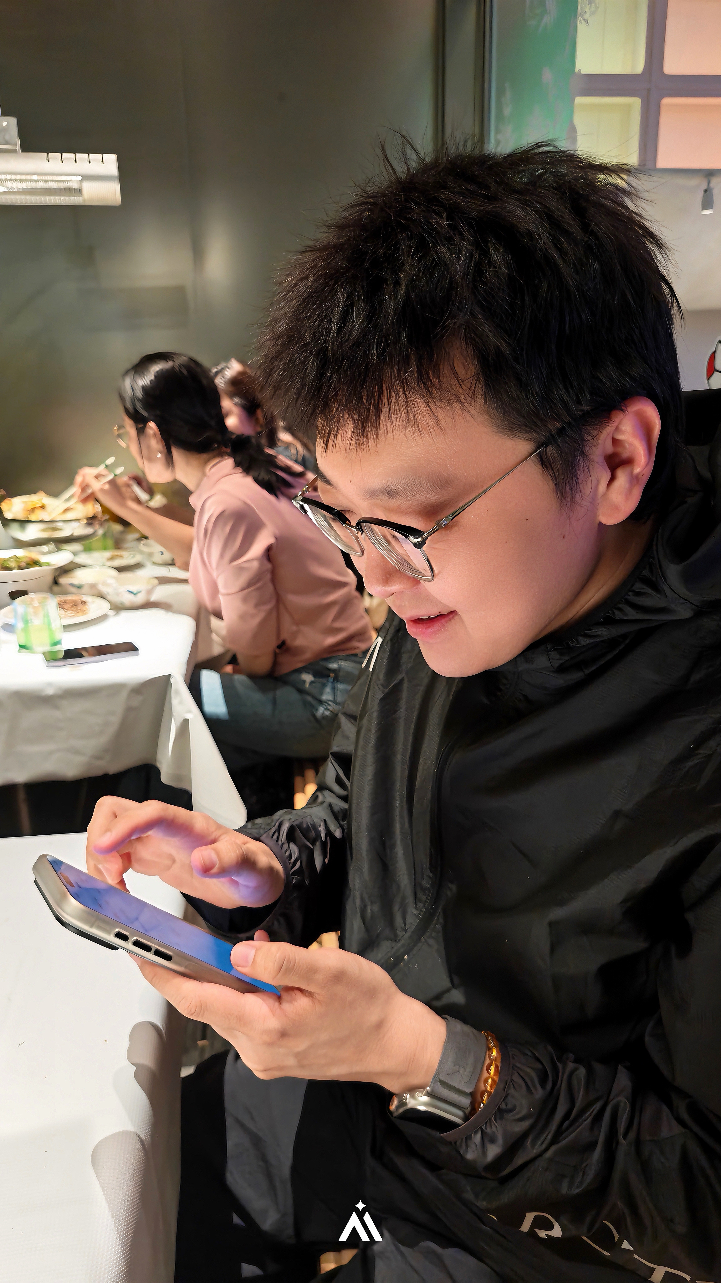 晚上跟在祥云小镇干饭，唠唠嗑，鱼总开了台脑袋绿的M5，拼命跟妹子展示他在长春的小