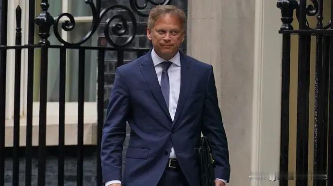 英国国防部长格兰特·沙普斯警告说，世界正处于“战前”阶段，五年内可能会在关键地区