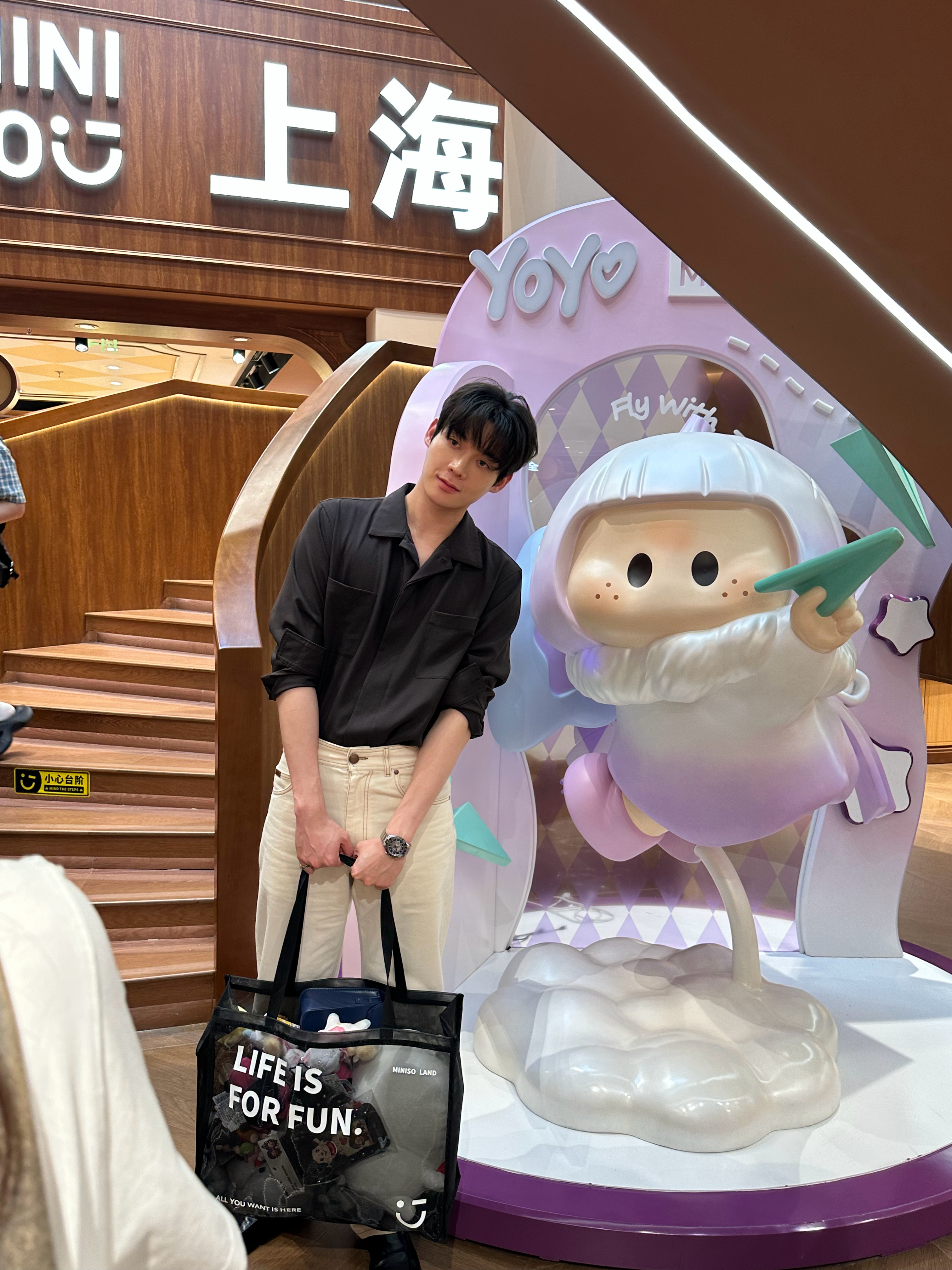 金允植现身上海 行程再忙也不忘逛小店，金允植来到MINISO，被YOYO兔子俘获