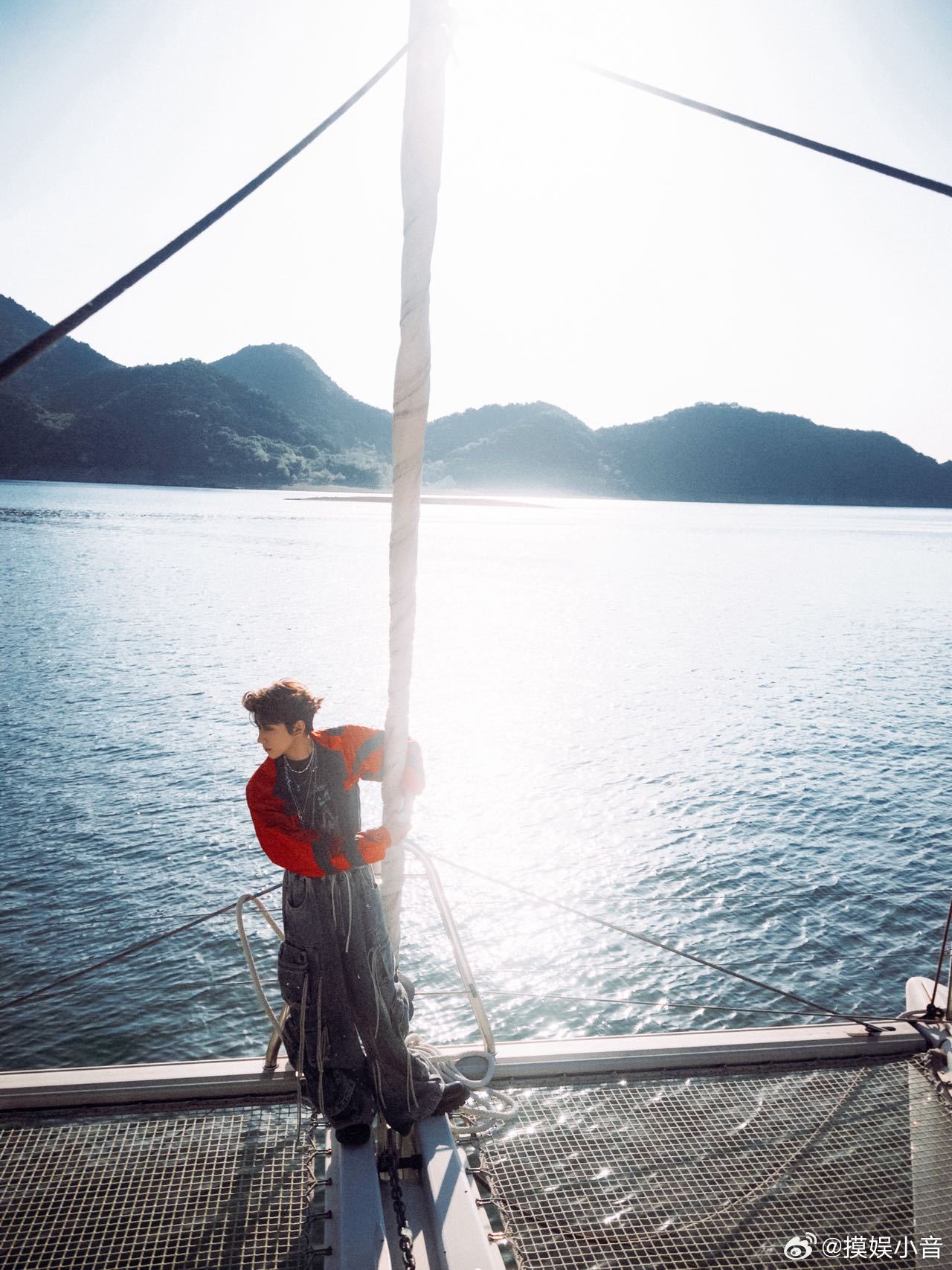 王源花絮图 《在星穹下狂奔》春日花絮图惊喜释出！湖光山色为幕，少年身着红黑外套，