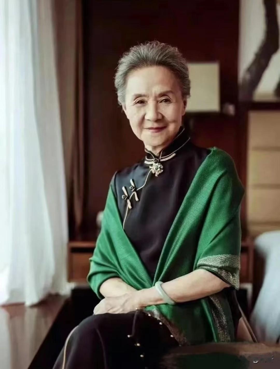 杨绛先生曾言：

“任何家庭，只要出现一个认知狭隘，个性强势自私的人，那么这个家