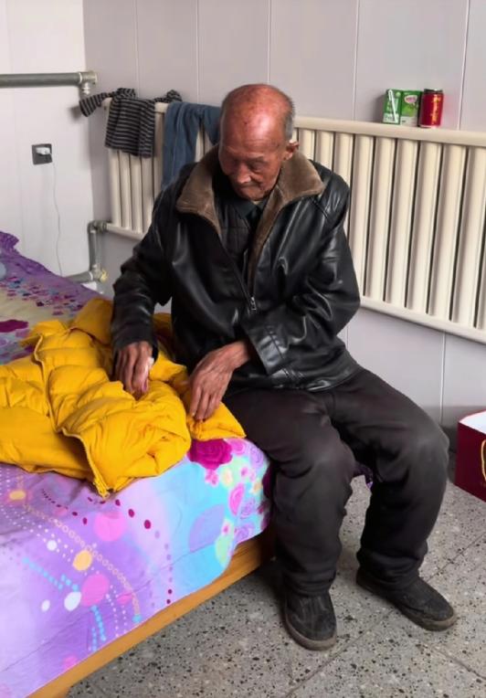 女子走到卧室门口，看到自己的养父，竟然在掏女儿的衣服口袋，可女子看着看着就泪流满