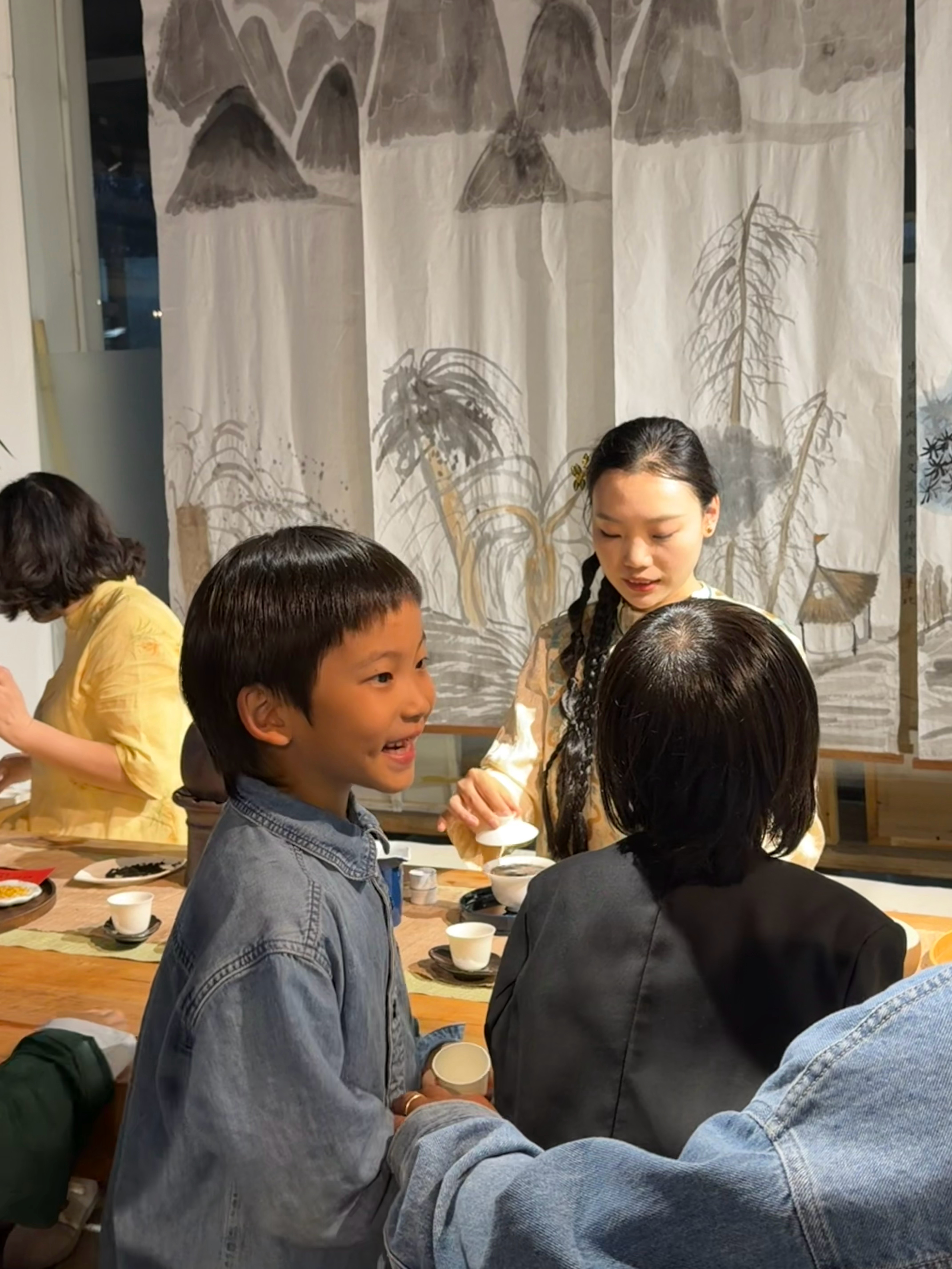 哥哥上小学后一直惦记他原来的幼儿园，今天正好有游园活动就一起来参加。大芒表演了节