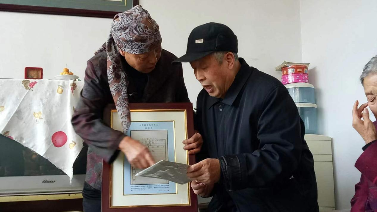 1996年，山西一男子去旧货市场淘书。突然，他被几张泛黄的纸片吸引。当他激动地问
