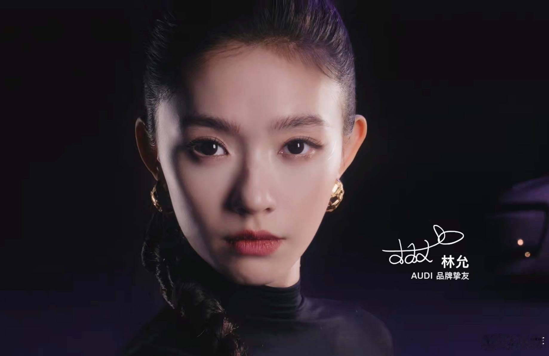 张晚意林允希林这是什么神仙组合林允的高光时刻再次来临，黑裙与麻花辫结合得恰到好处