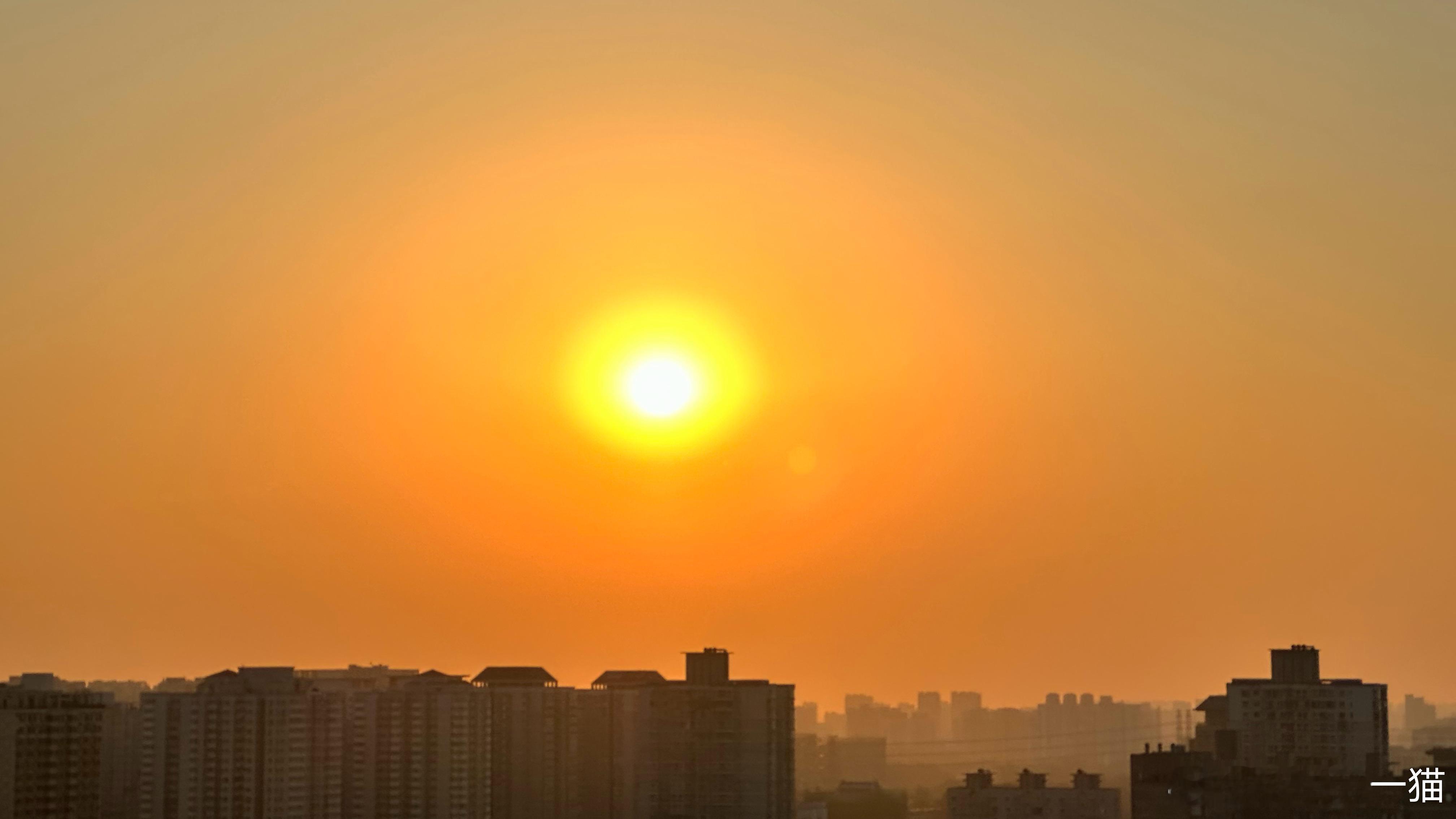 5:23 昼晷已云极，宵漏自此长。——昨天是夏至，今天太阳4:46就升起来了。与