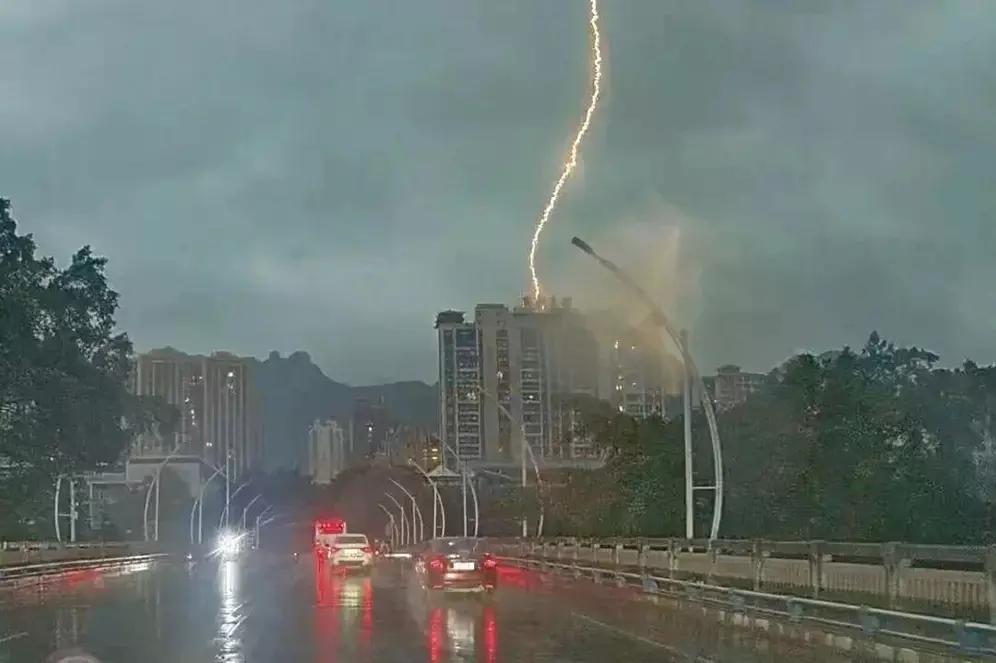 广西大楼遭雷电击中，阴沉天空一道巨型闪电劈下，精准砸中高楼，强光炸裂，雷鸣震耳，