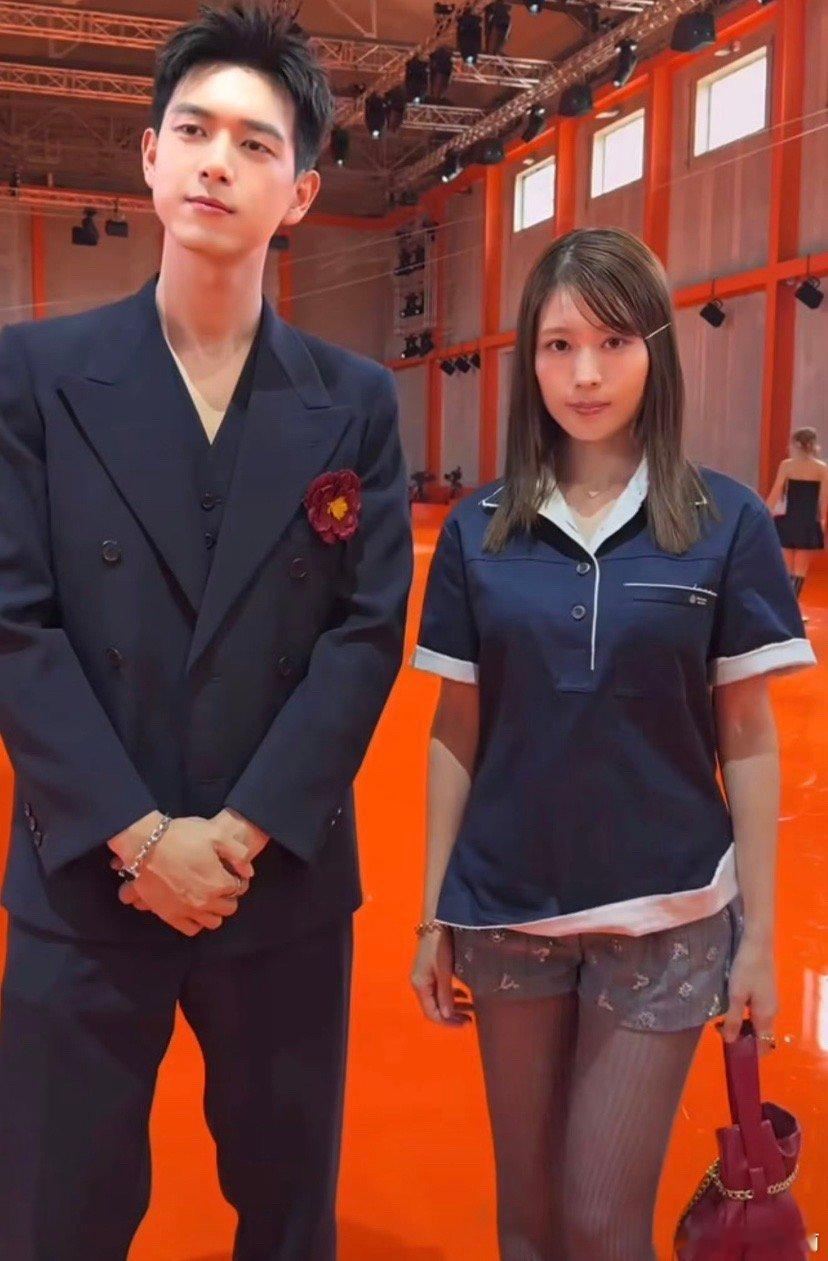 李现有村架纯同框合照李现有村架纯看秀同框啊啊啊啊梦幻联动，这两位竟然同框了，之前