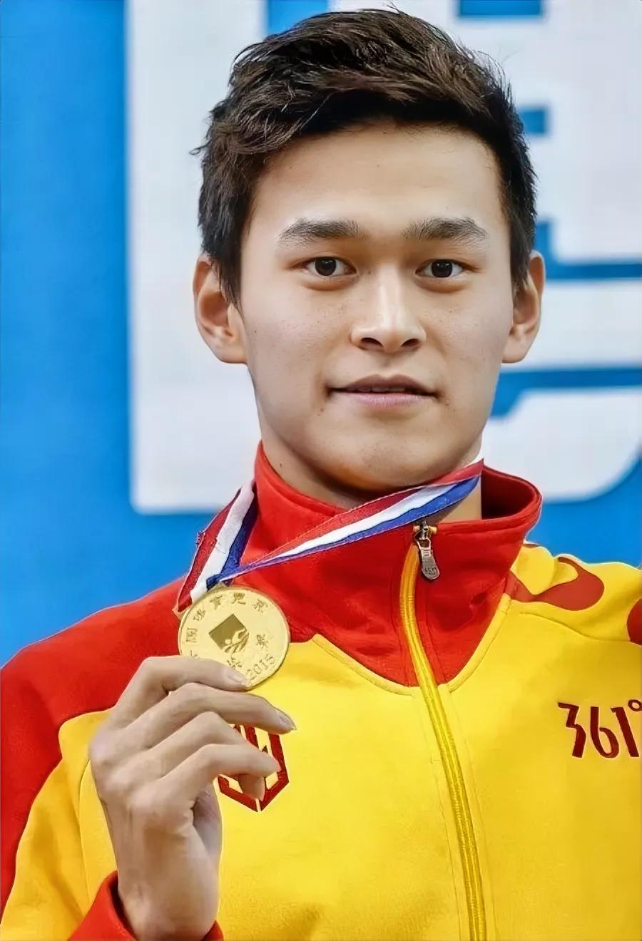 中国体坛各项目身高最高的运动员：
1、篮球：     穆铁柱， 身高228cm
