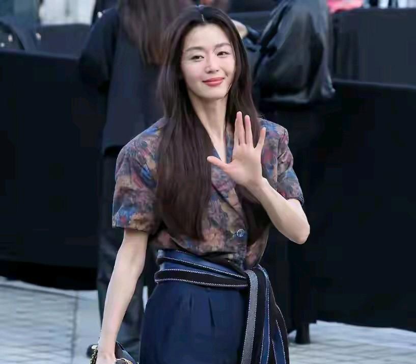 结婚10年攒的87万全被老公亏光她蹲在厨房啃冷馒头
以前她是厂花追的人排到厂门口