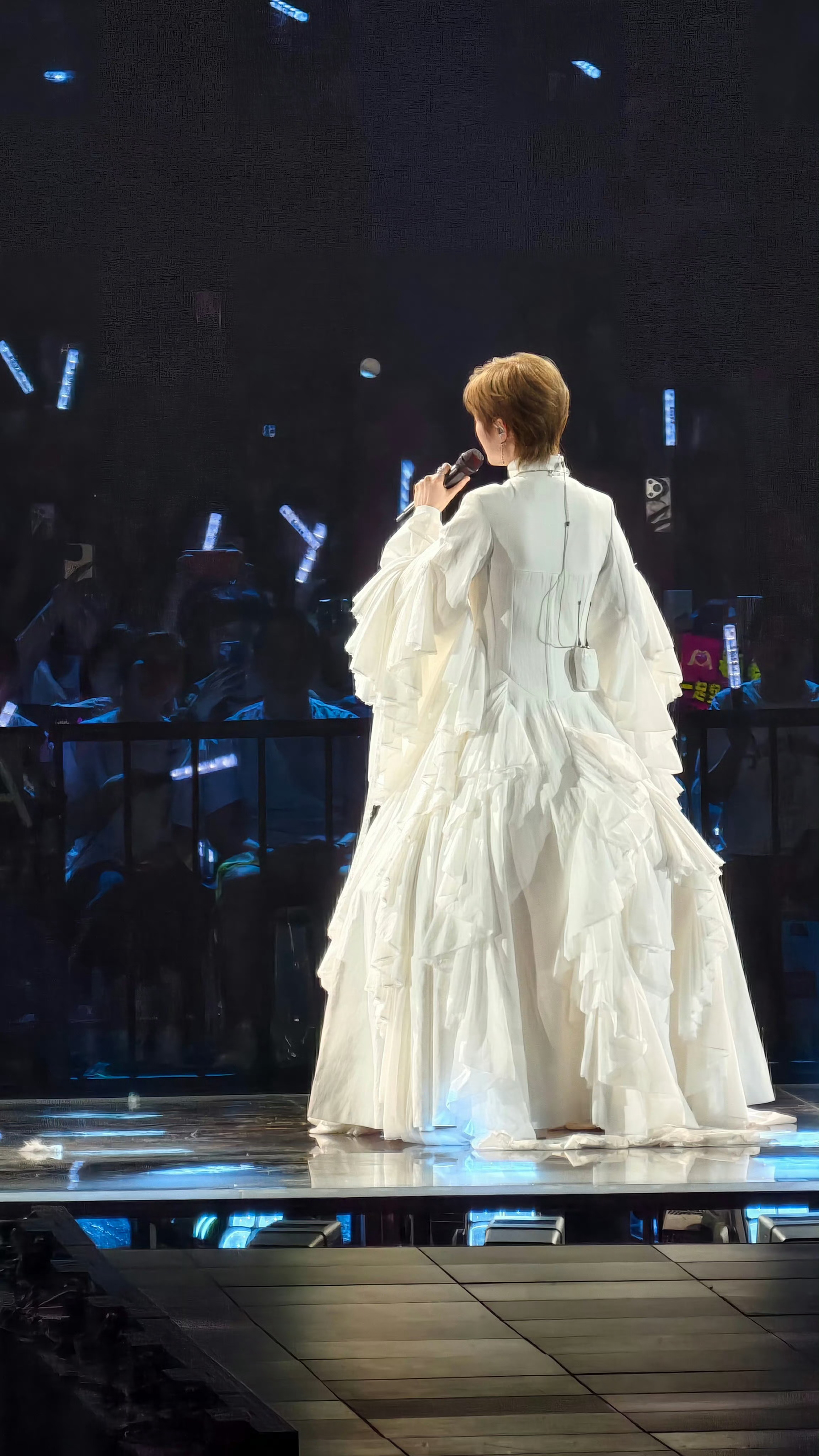 李宇春中古女爵李宇春一条裙子用了两千块布 黄河之畔的中古女爵👑，两千块布成就绝