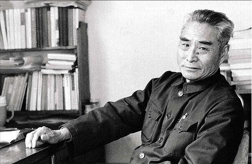 妻子苦守27年，黄维出狱后却冷落一声“滚”，她精神失常后在绝望中选择跳河自尽！这