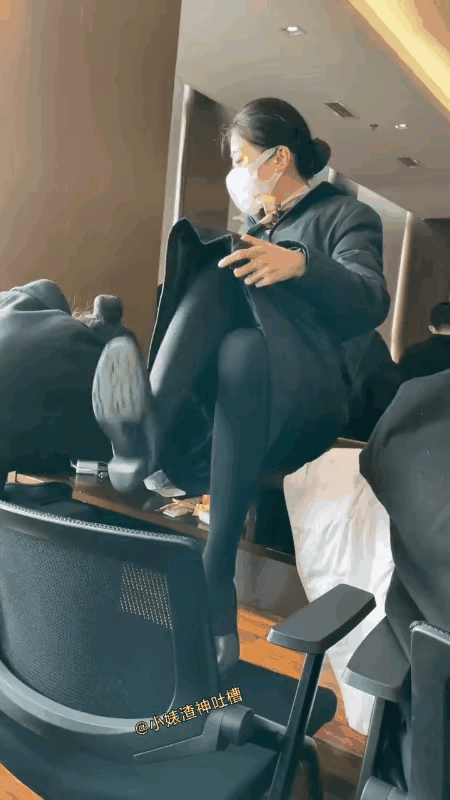 同事之间，相互尊重，美女你这操作可不好，看清同事很重要 。