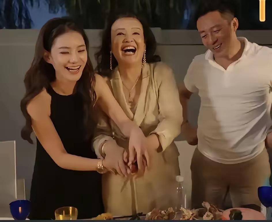 小菲了开心了，看看他现在，身边有很多人帮他，他能不开心吗？家庭和睦，事业有成，孩