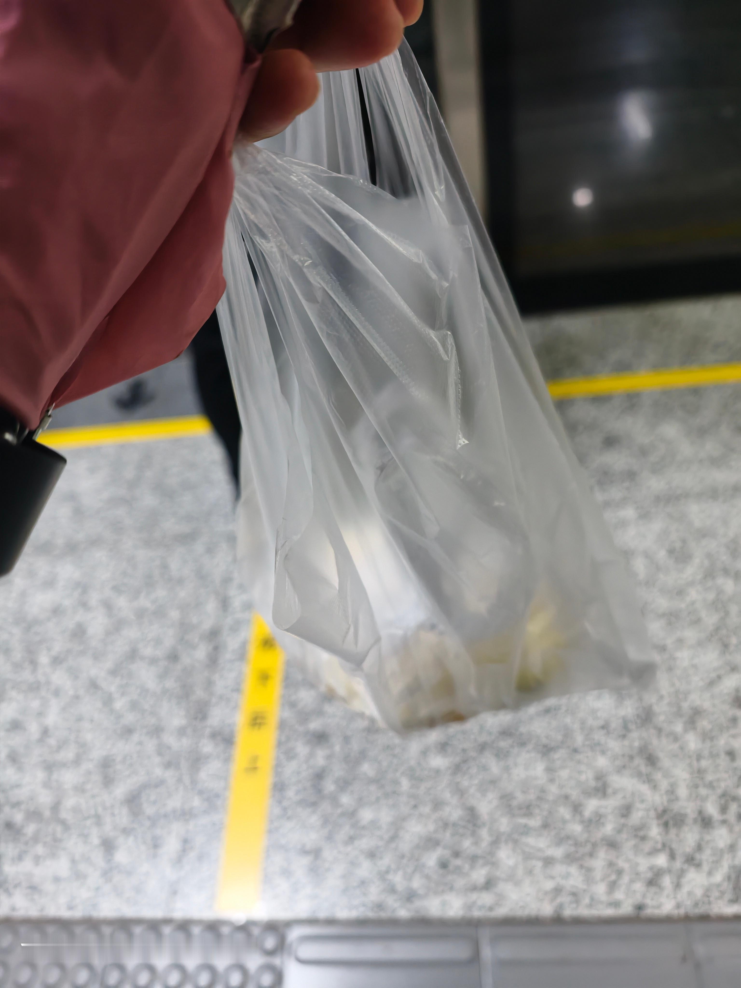 ！！！早安，早饭蹭老婆的三个水煎包和一个鸡蛋。我的日常plog鲨鱼的日常生活 郑
