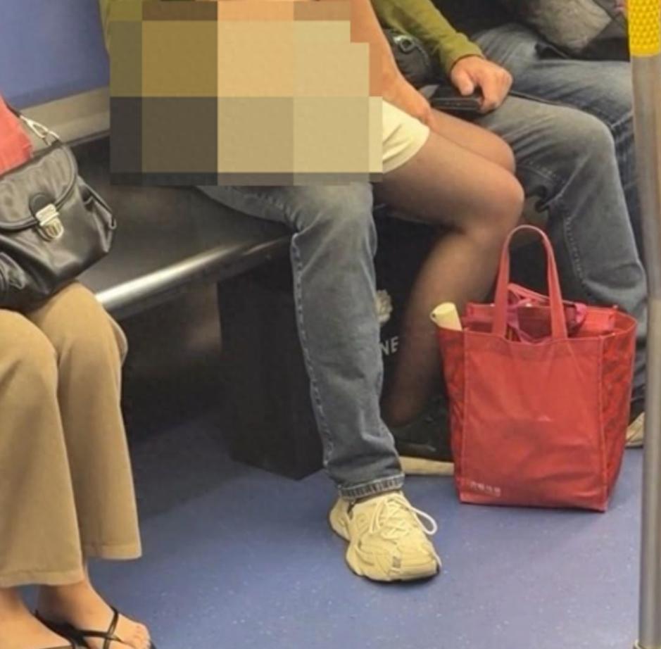 “这得有多饥，   渴？”香港港铁车厢里，一个穿超短裙、黑丝袜的女子，坐在外籍男