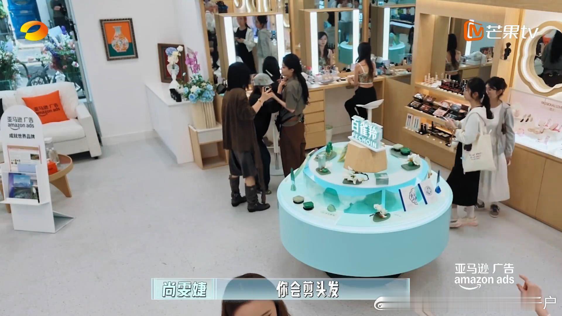 喻言给客人剪头发喻言竟然会剪头发伦敦合伙人综艺门店体验环节总能看到不一样的一面，