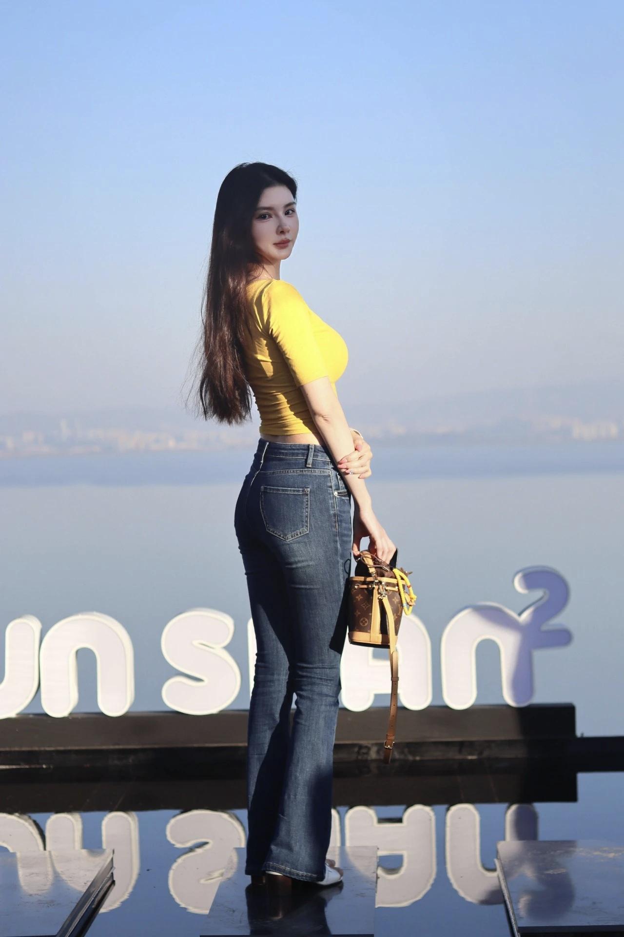 阳光明媚的海边，牛仔裤的时尚穿搭，享受美好时光。两种牛仔裤穿搭风格，你喜欢哪一款