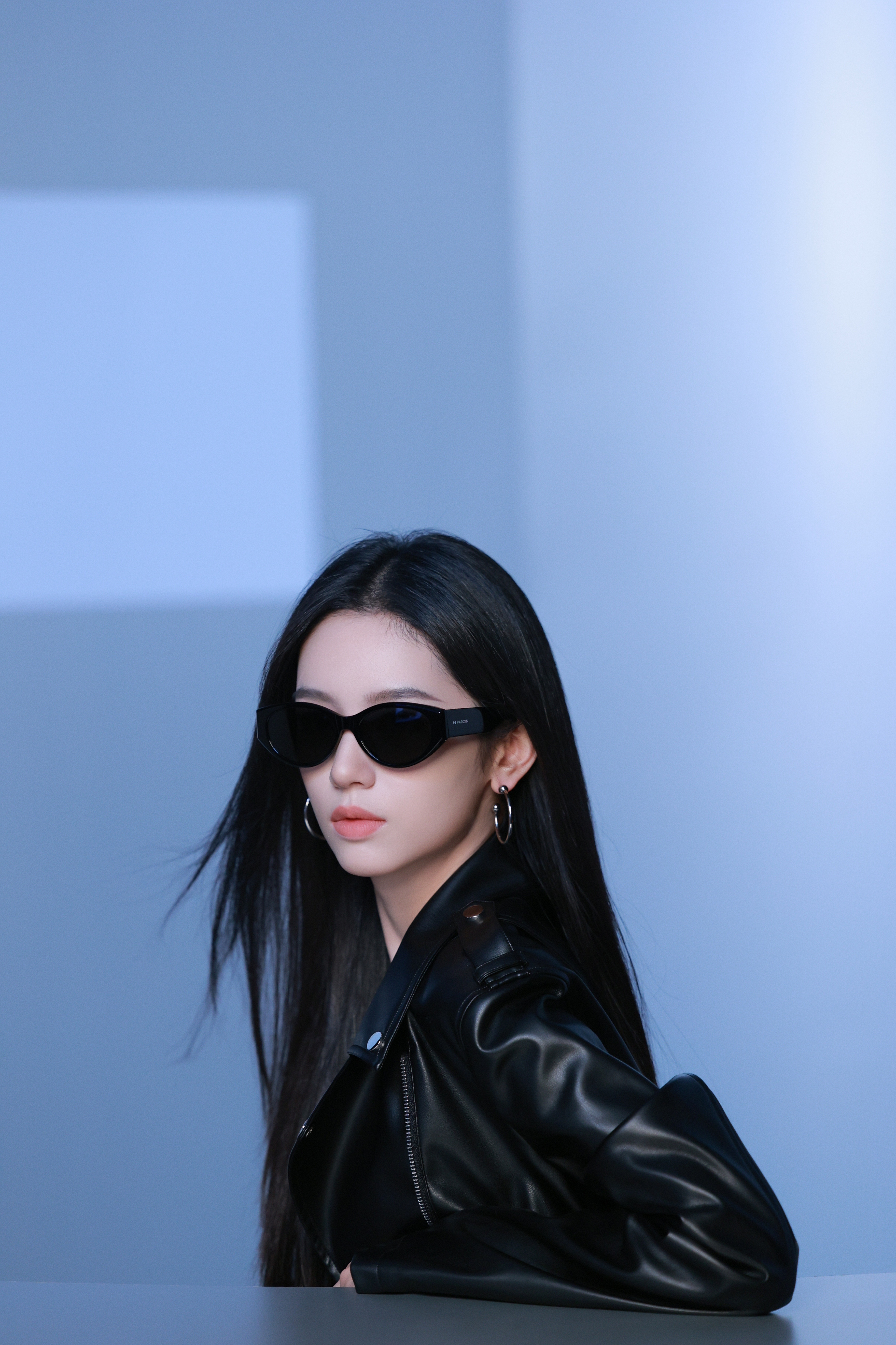 帕森眼镜品牌代言人周也 眼镜焊在脸上也超美，说的就是周也吧～清冷骨相搭配精致镜框