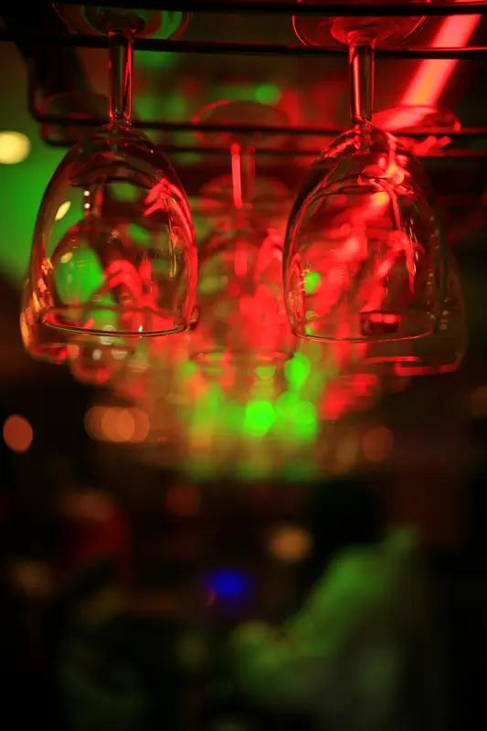 上联：昏灯摇曳寒窗寂。下联师友请灯红酒绿舞正欢