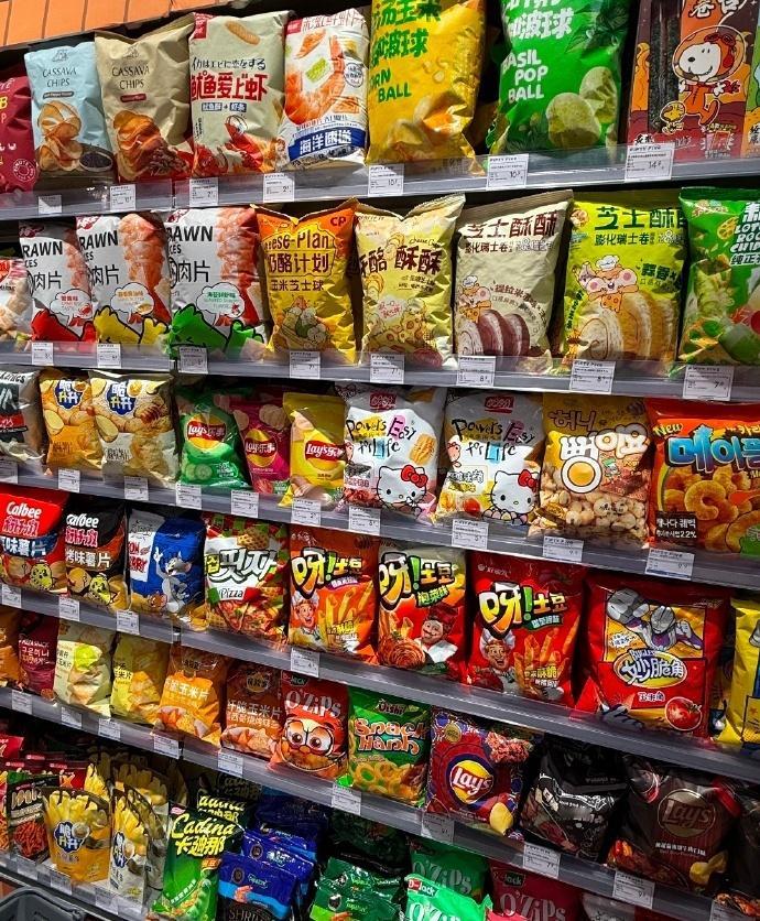 两个弟弟出门买的年货 一代人有一代人的年货，零食在小孩眼里那是年货中的仙品 