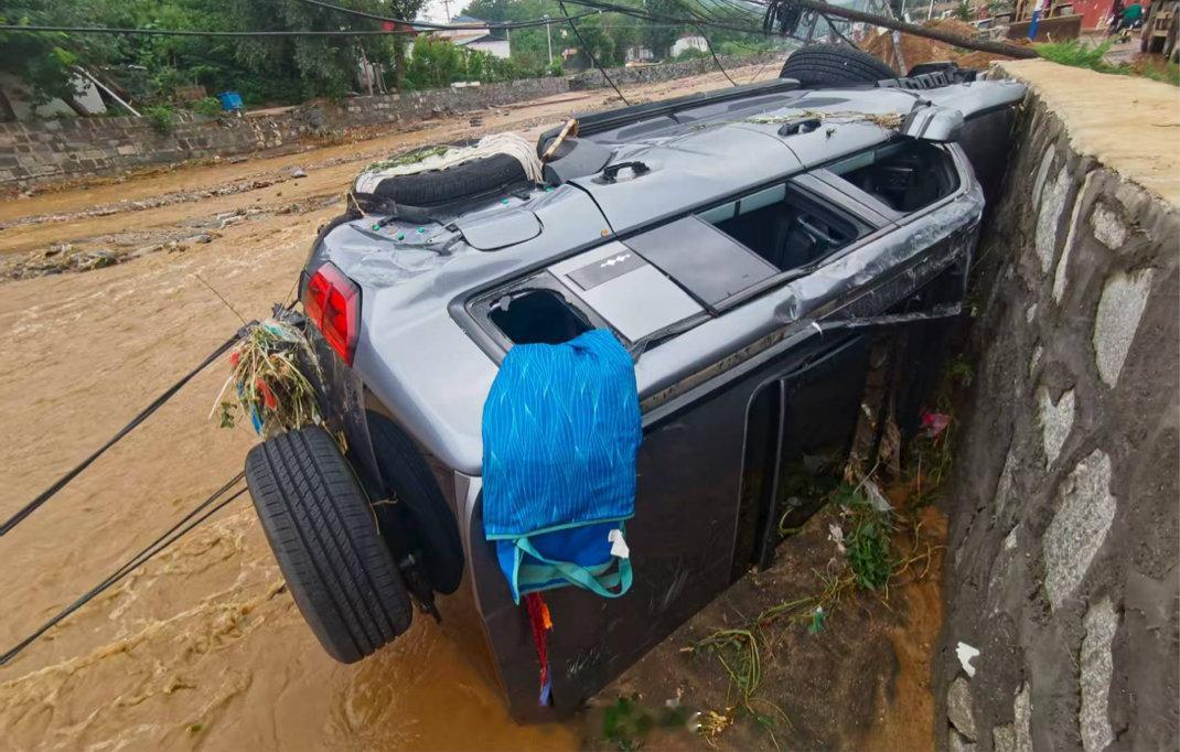近日河北保定阜平县遭遇特大暴雨袭击，一场突如其来的洪水将方程豹豹5车主推向危险境