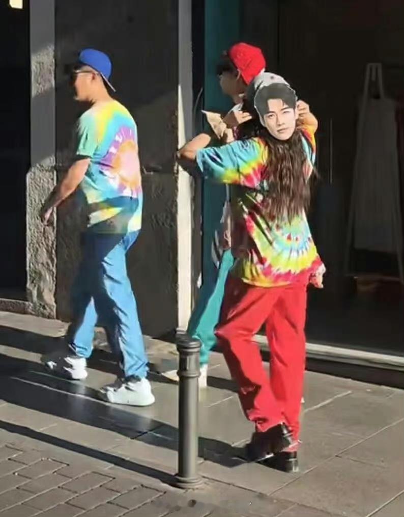 笑死了，《地球超新鲜》带着龚俊的大头照面具一起录制了，我们球的团魂真不戳啊龚俊地