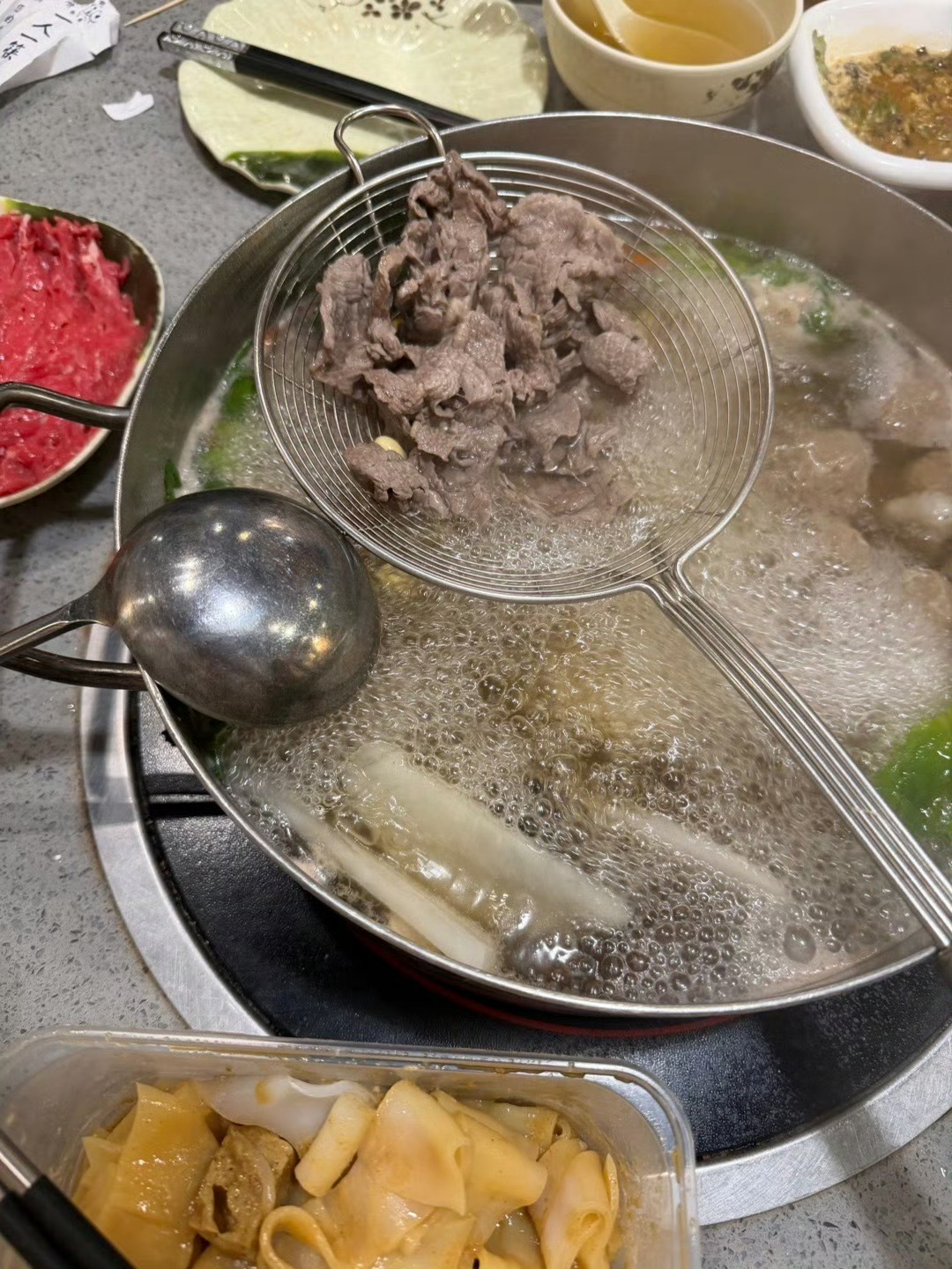 这个吒就这样展示牛肉从切好到蘸酱准备吃的全过程你小子深夜放毒 何意味！吒蛋日记 