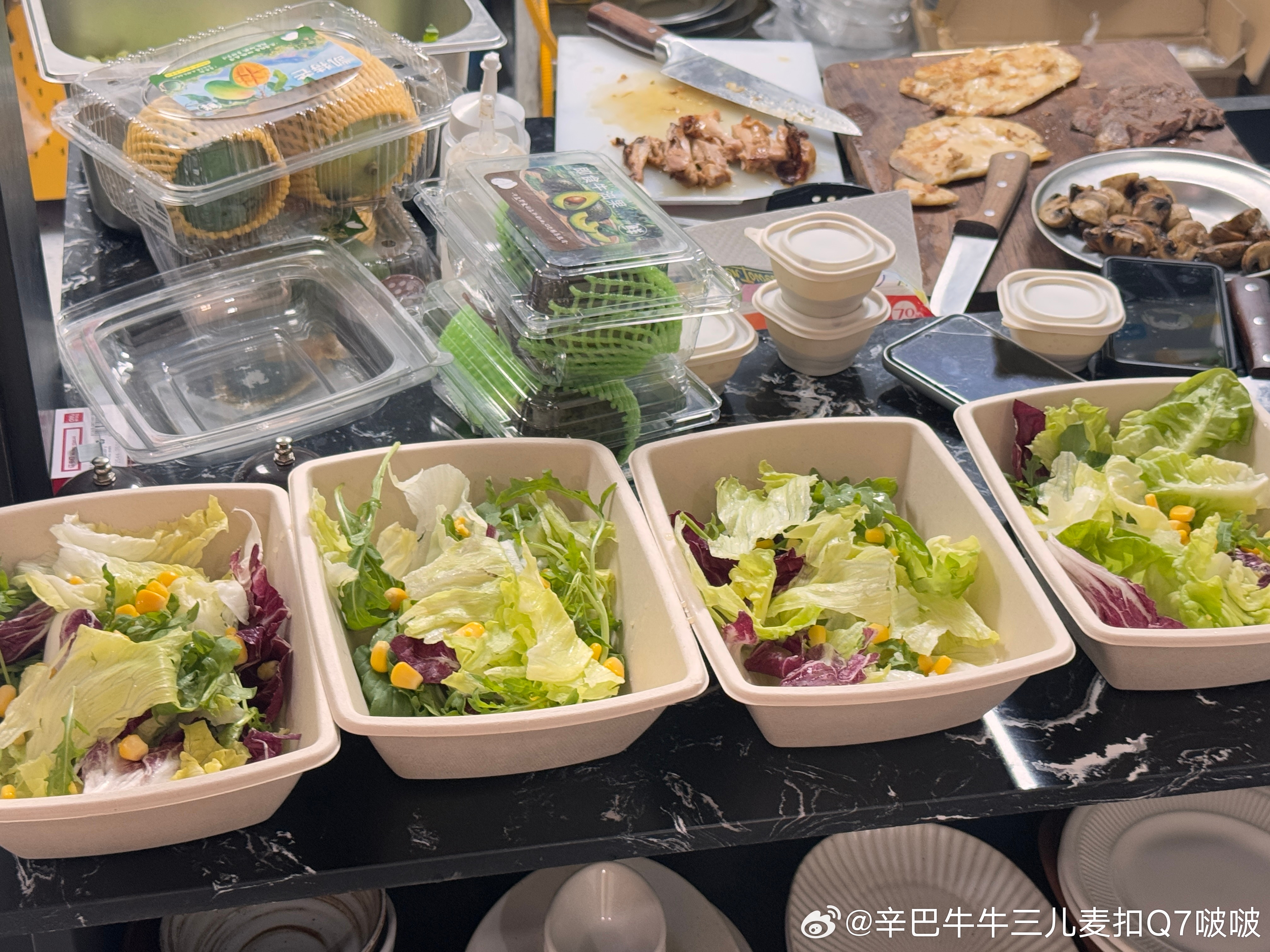 我在给隔壁小姐姐出餐打包，顺便赚自己午饭[酷] ​​​