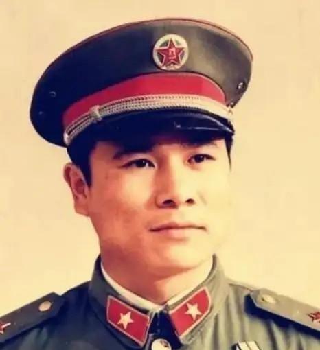 1979年，黄招强奉命护送伤兵撤退，中途休息时，他发现队伍里多了几张陌生面孔，他