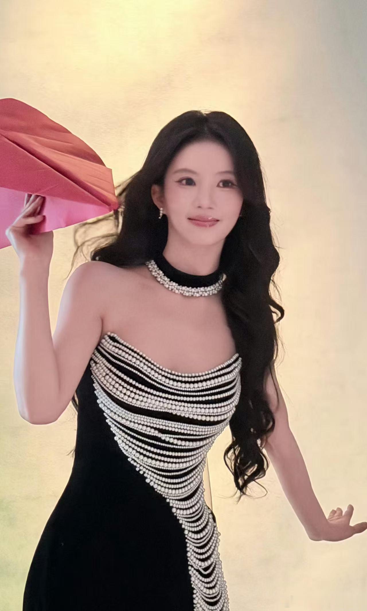 被刘些宁美一大跳刘些宁怎么可以害羞成这样 刚才对着屏幕姨母笑了十分钟，真的太喜欢